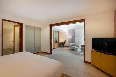 Executive Suite mit kostenlosem Flughafentransfer, täglich 4 Wäschestücken und Abendcocktail (B) — Garden Plaza Saigon - Formerly PARKROYAL Saigon